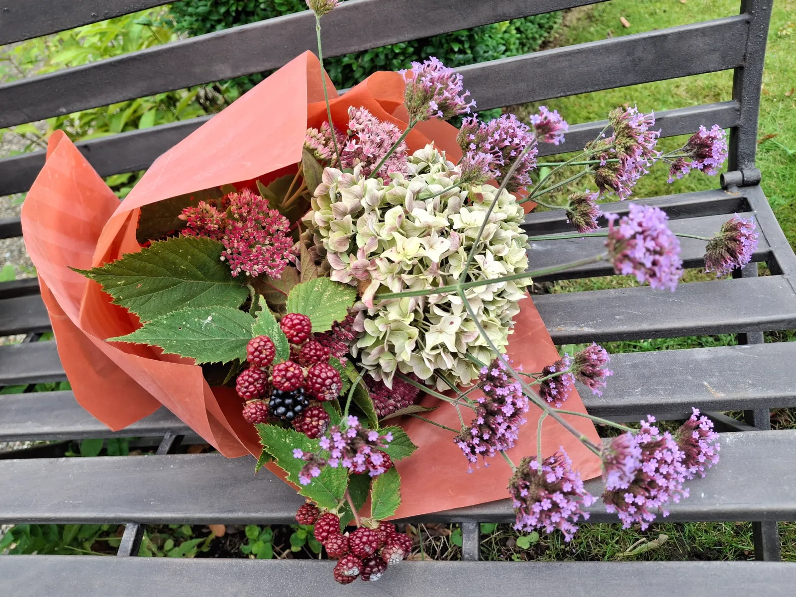 Bukett med hortensia på en bänk