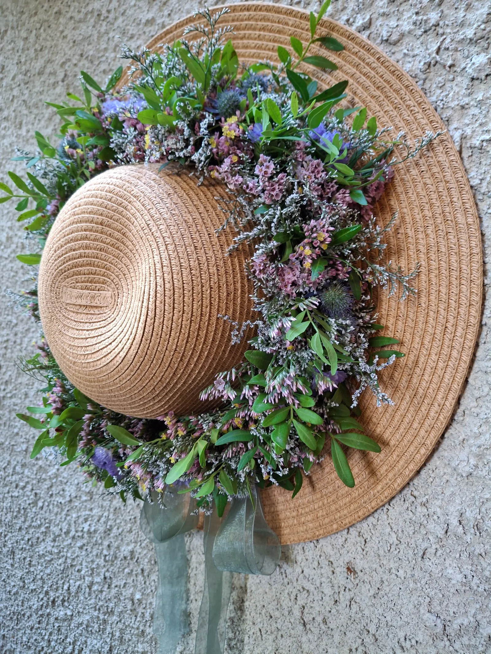 Hatt med blomsterkrans i lavendel