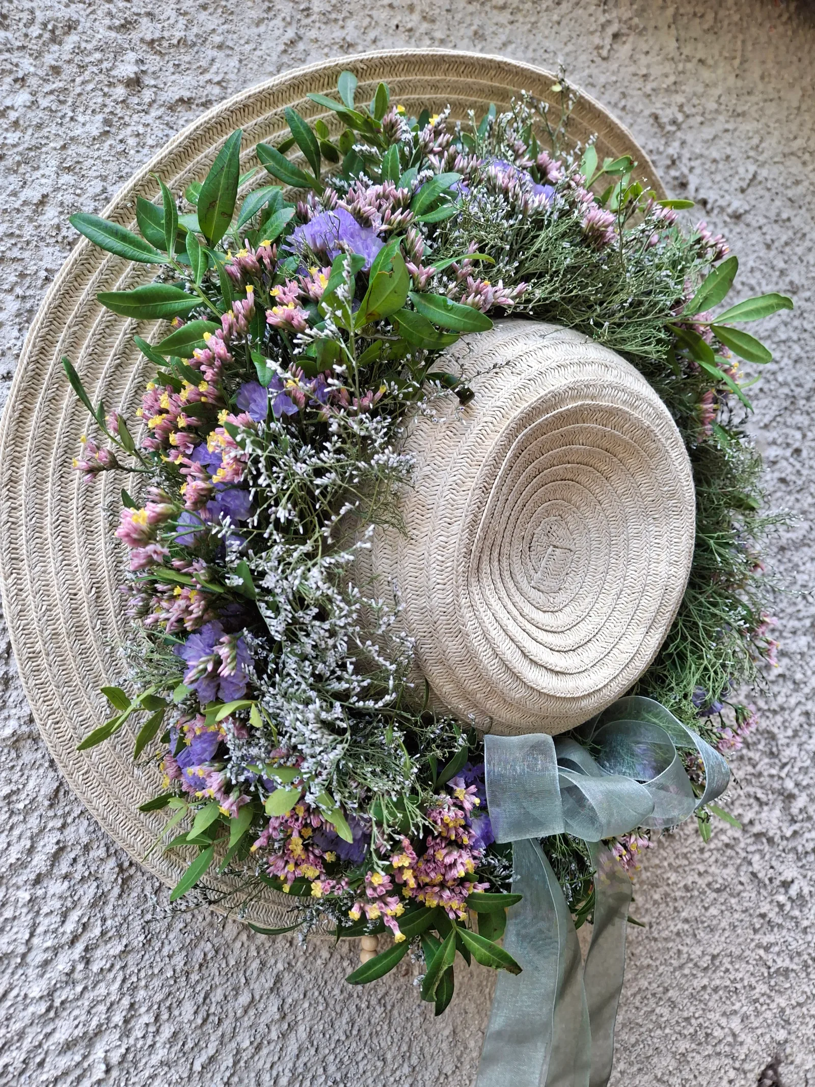 Hatt med blomsterkrans