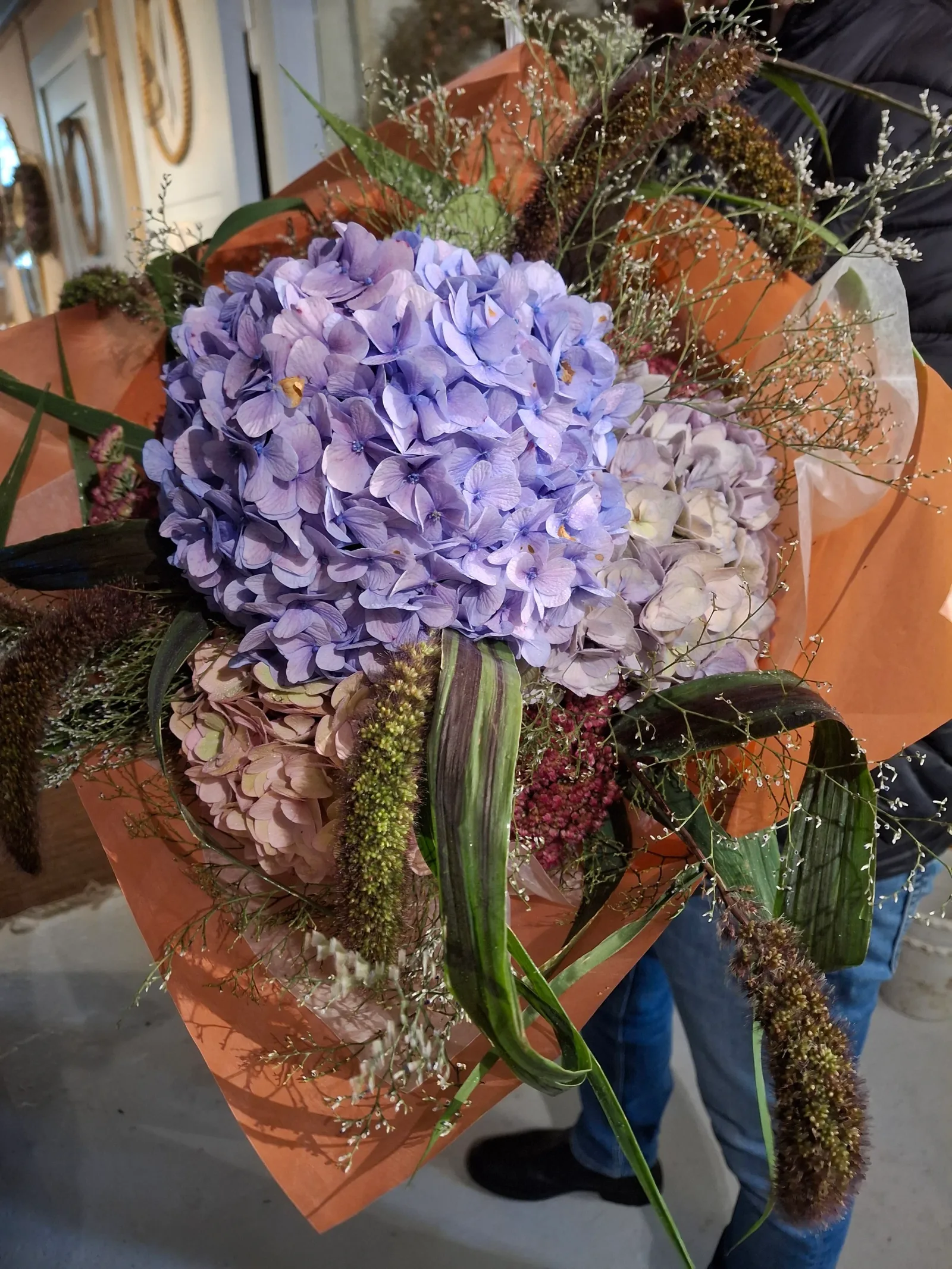 Bukett med lila hortensia