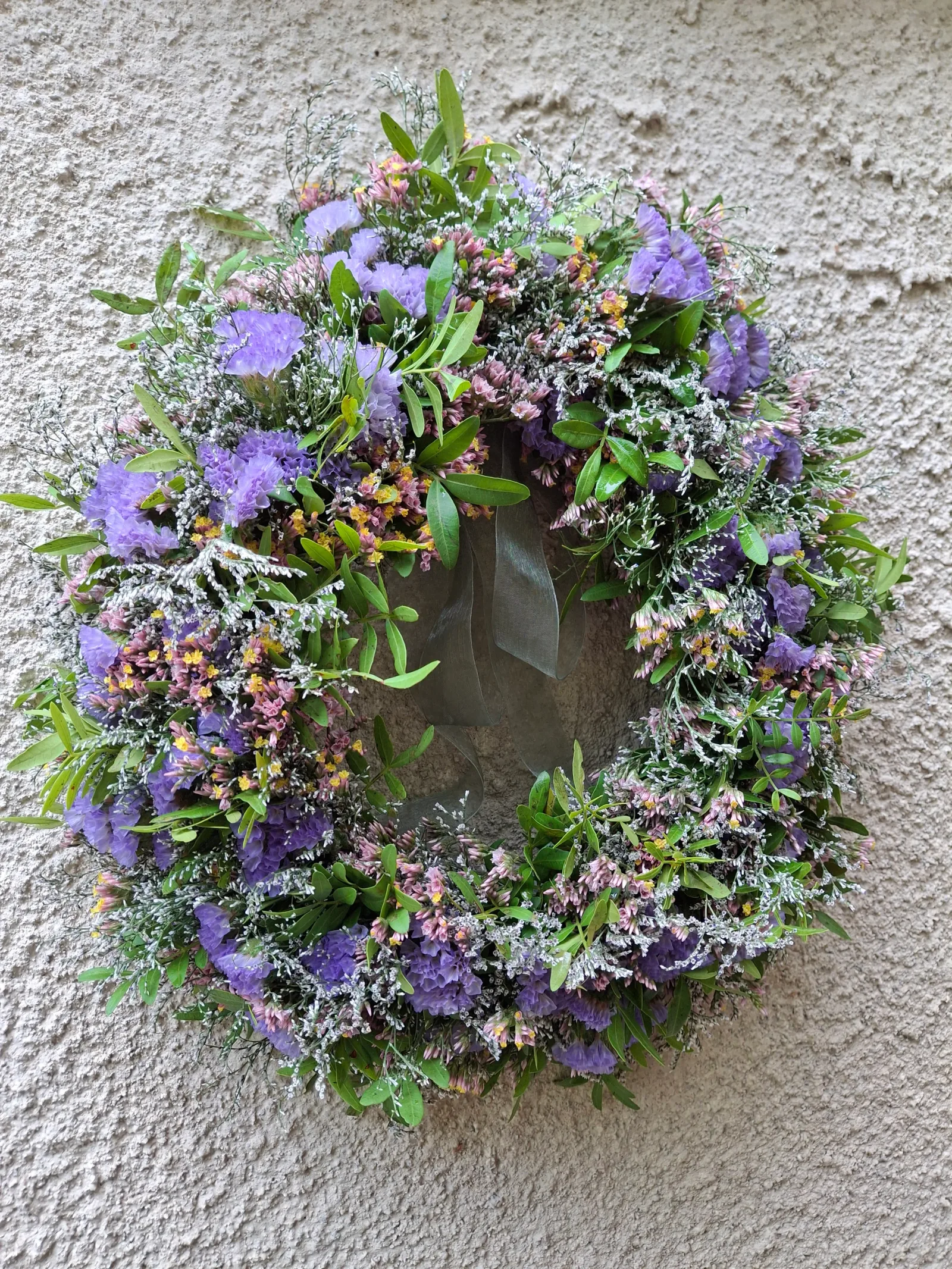 Krans med lila blommor
