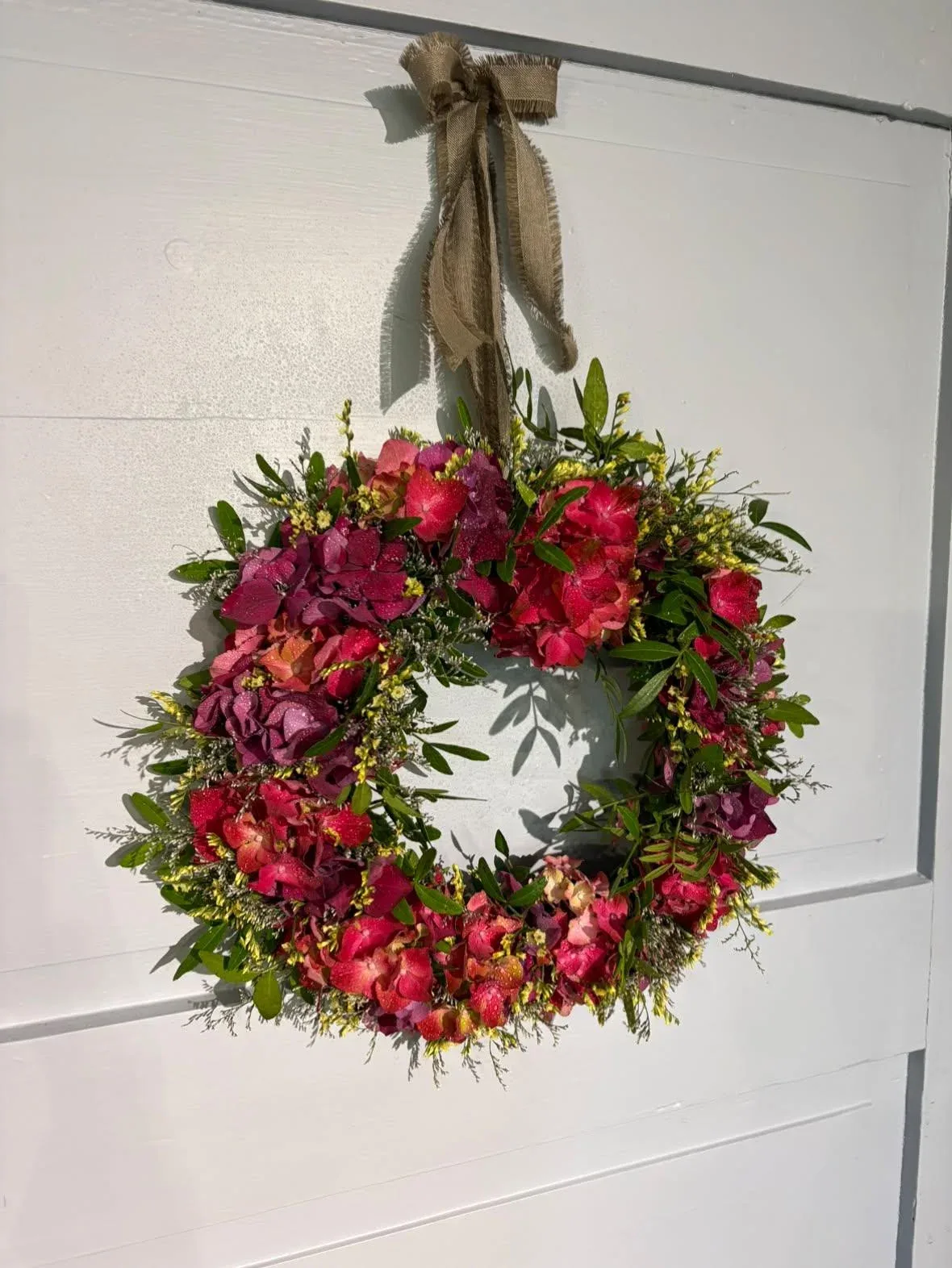 Krans med röda blommor