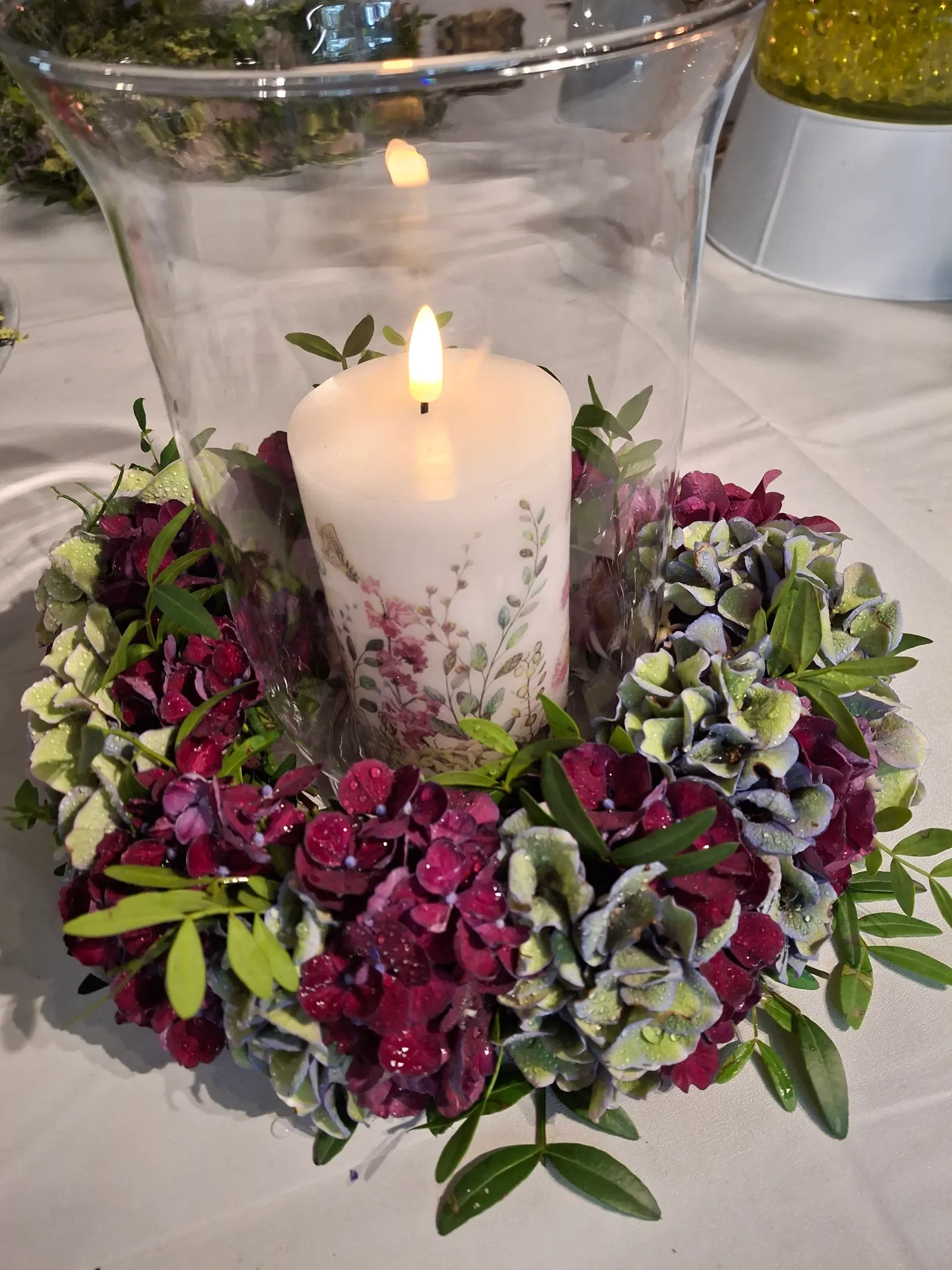 Ljus i krans av hortensia