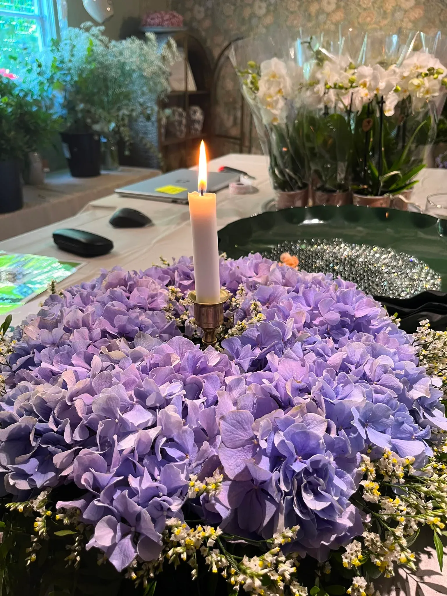 Ljus i dekoration med lila hortensia